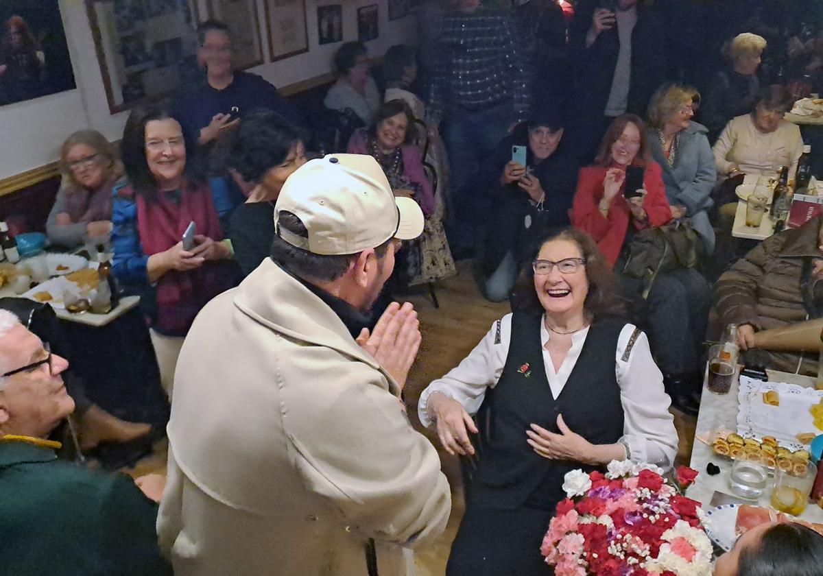 ntonina Rodrigo, feliz después de escuchar a Miguel Poveda.