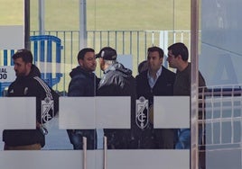 Javi Alonso, segundo por la derecha, en las instalaciones de la Ciudad Deportiva.