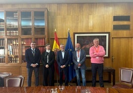 El secretario de Estado de Medio Ambiente, Hugo Morán, junto a Máximo Prados, en Madrid.