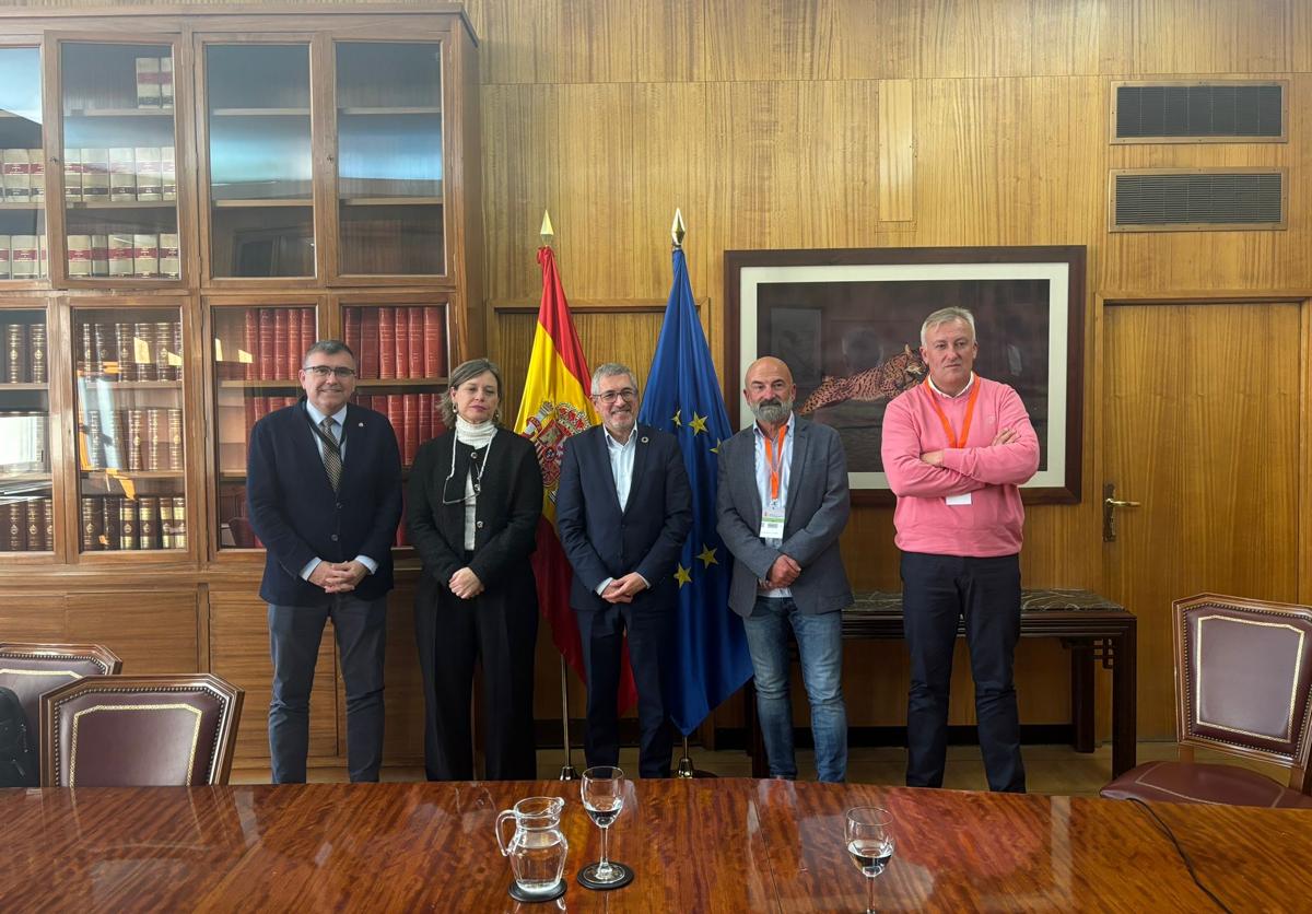 El secretario de Estado de Medio Ambiente, Hugo Morán junto a Máximo Prados, en Madrid. .