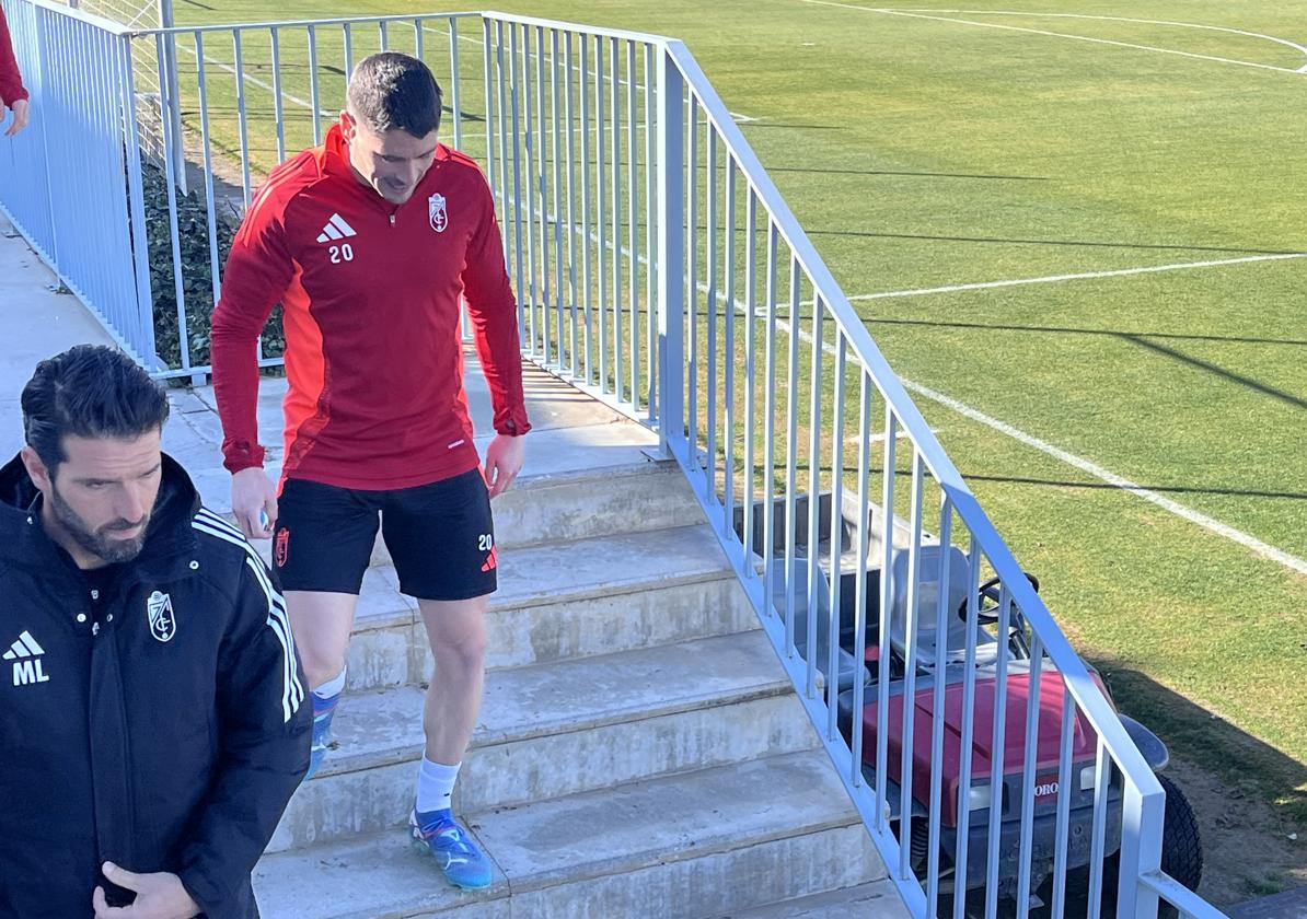 Sergio Ruiz se dirige al césped en la ciudad deportiva.