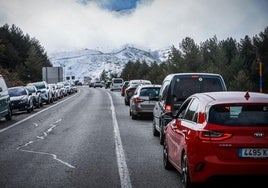 Atasco en la carretera de la Sierra, en una imagen de archivo.