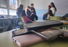 Muchos alumnos llevan los móviles apagados en el fondo de la mochila.