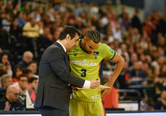 Gian Clavell atiende con mucho interés las indicaciones de Pablo Pin sobre la pizarra en el partido contra el Girona en el Palacio de los Deportes.