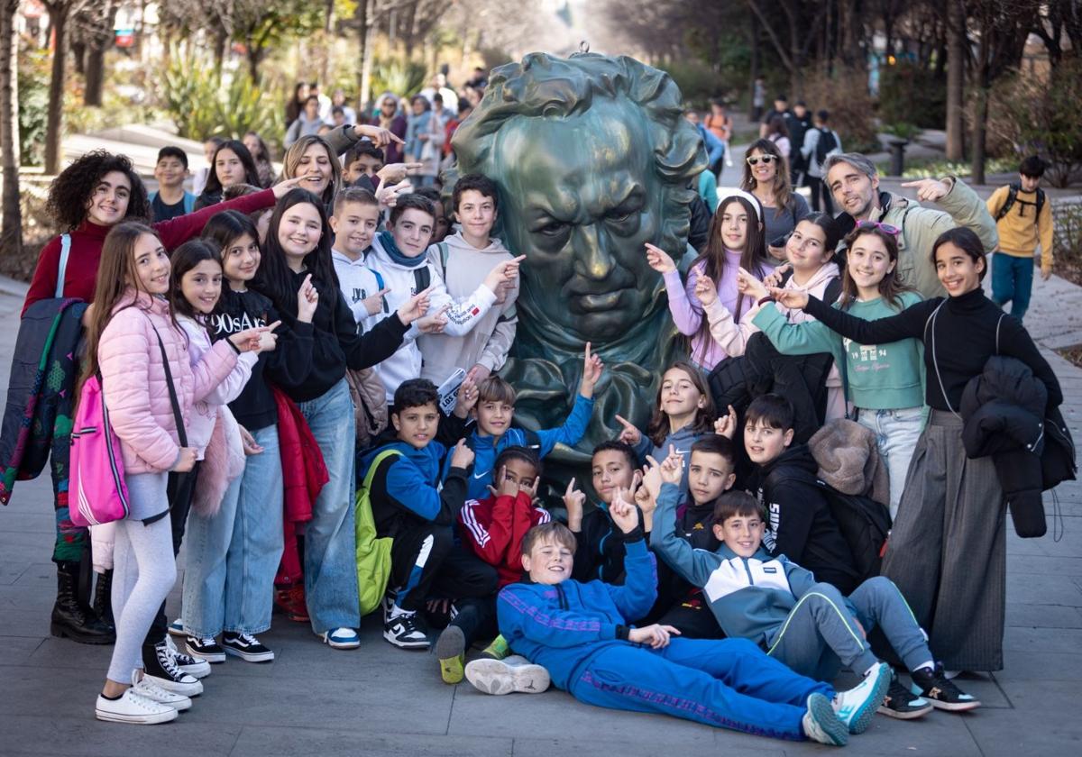 Alumnos del colegio Cristo de la Yedra con una estatua gigante de Goya.