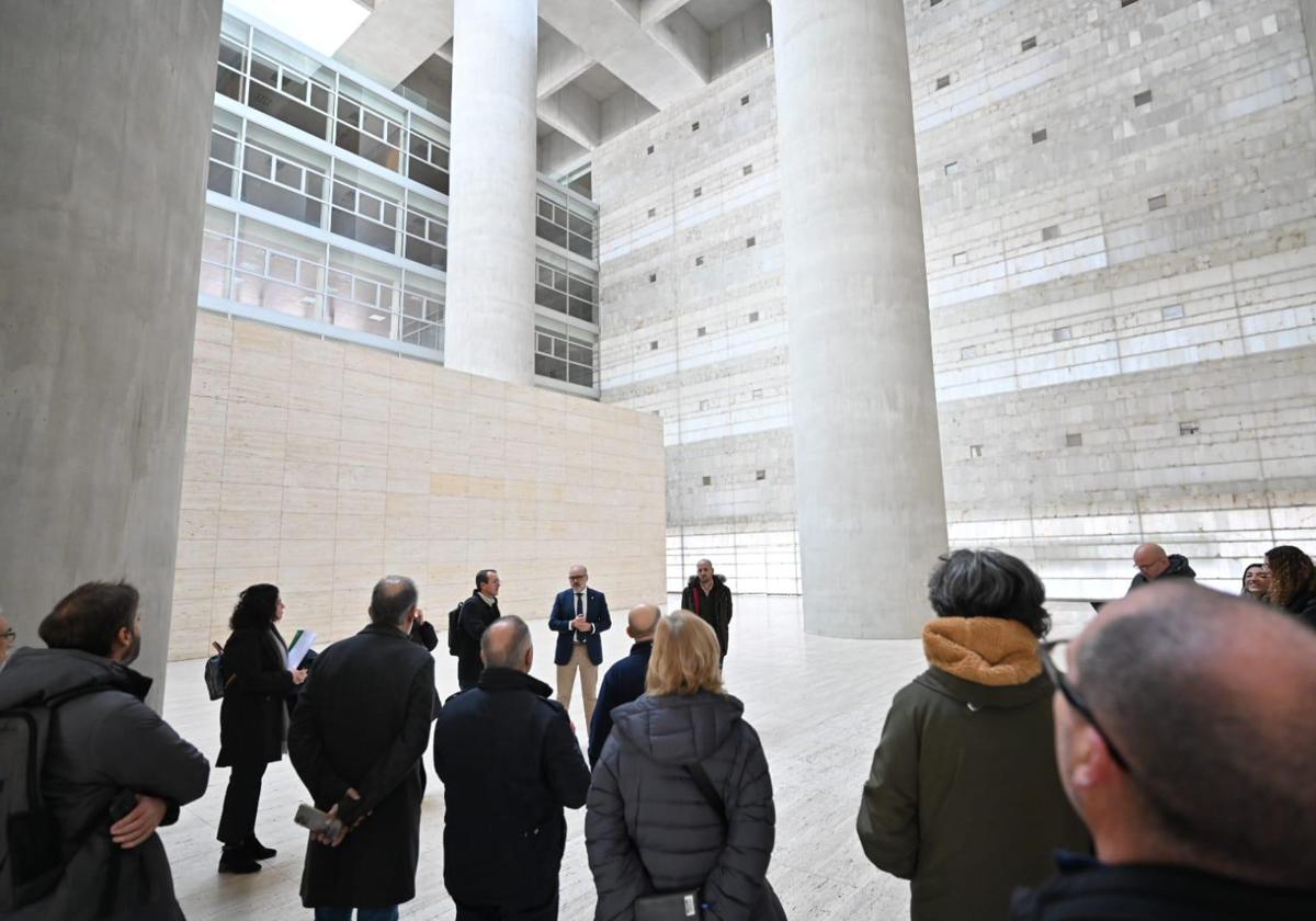 Visita de los arquitectos interesados en el Cubo con el delegado de Justicia de Granada.