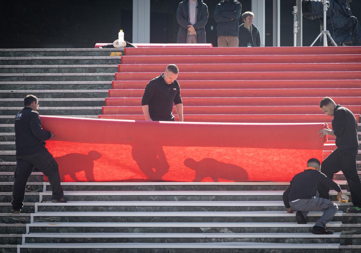 Operarios colocan la alfombra roja de los Goya.