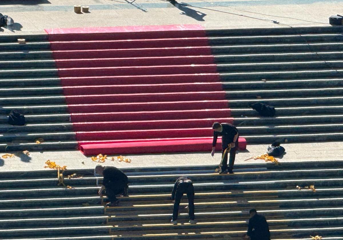 La alfombra roja ya rueda por las escaleras de acceso al Palacio de Congresos