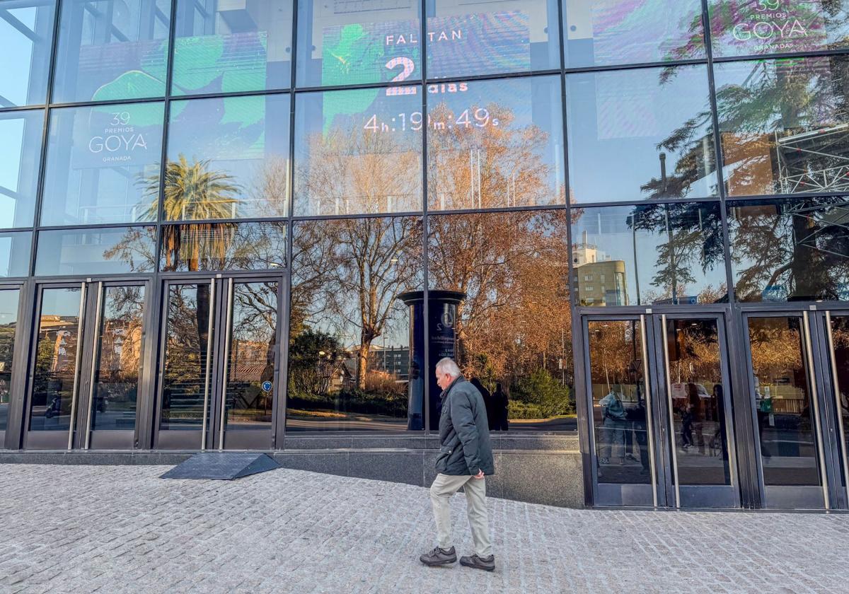 El Palacio de Congresos de Granada cuenta las horas para la noche del sábado.