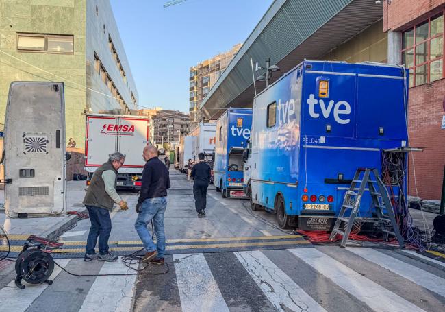 Operarios de RTVE trabajn para la señal en directo de la gala.