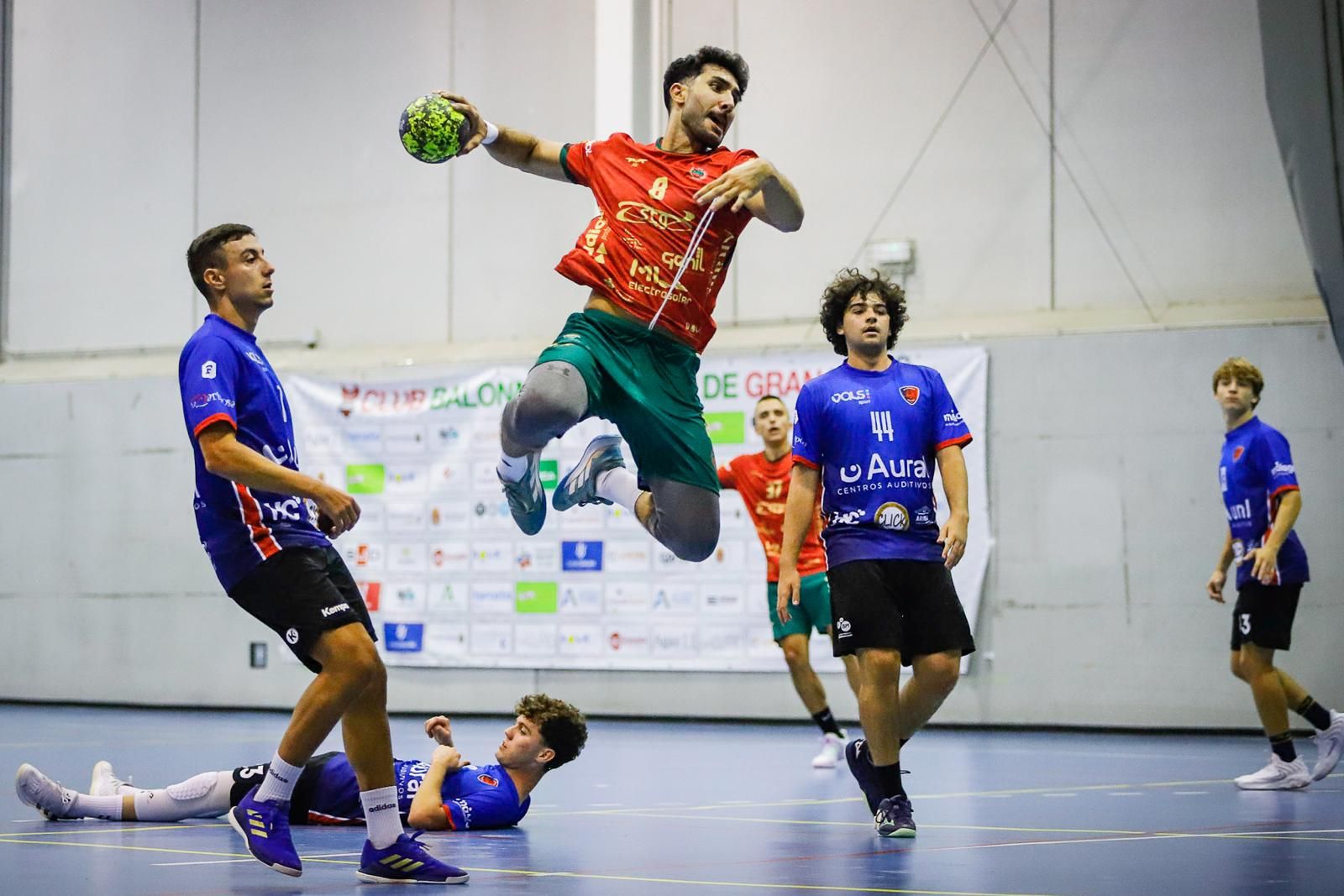 Lanazamiento del MLG Ciudad de Granada de balonmano.