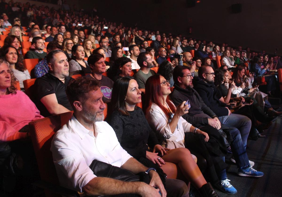 Imagen principal - Jaén demuestra una vez más su cariño a Supersubmarina con un tributo musical