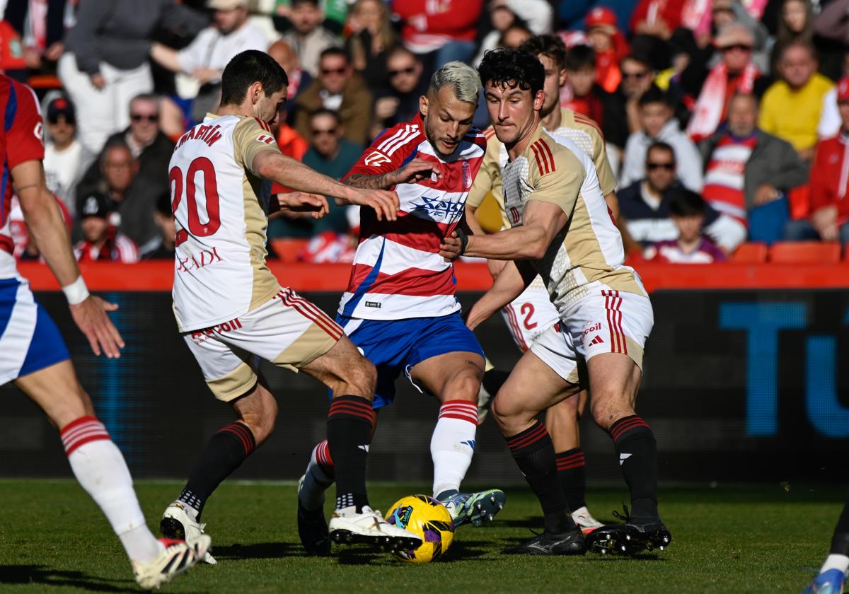 Stoichkov, rodeado de rivales.