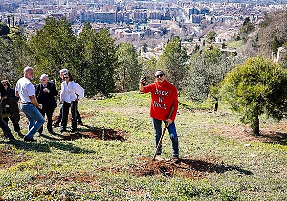 Leonor Watling se apresta a plantar su encina, azada en mano.