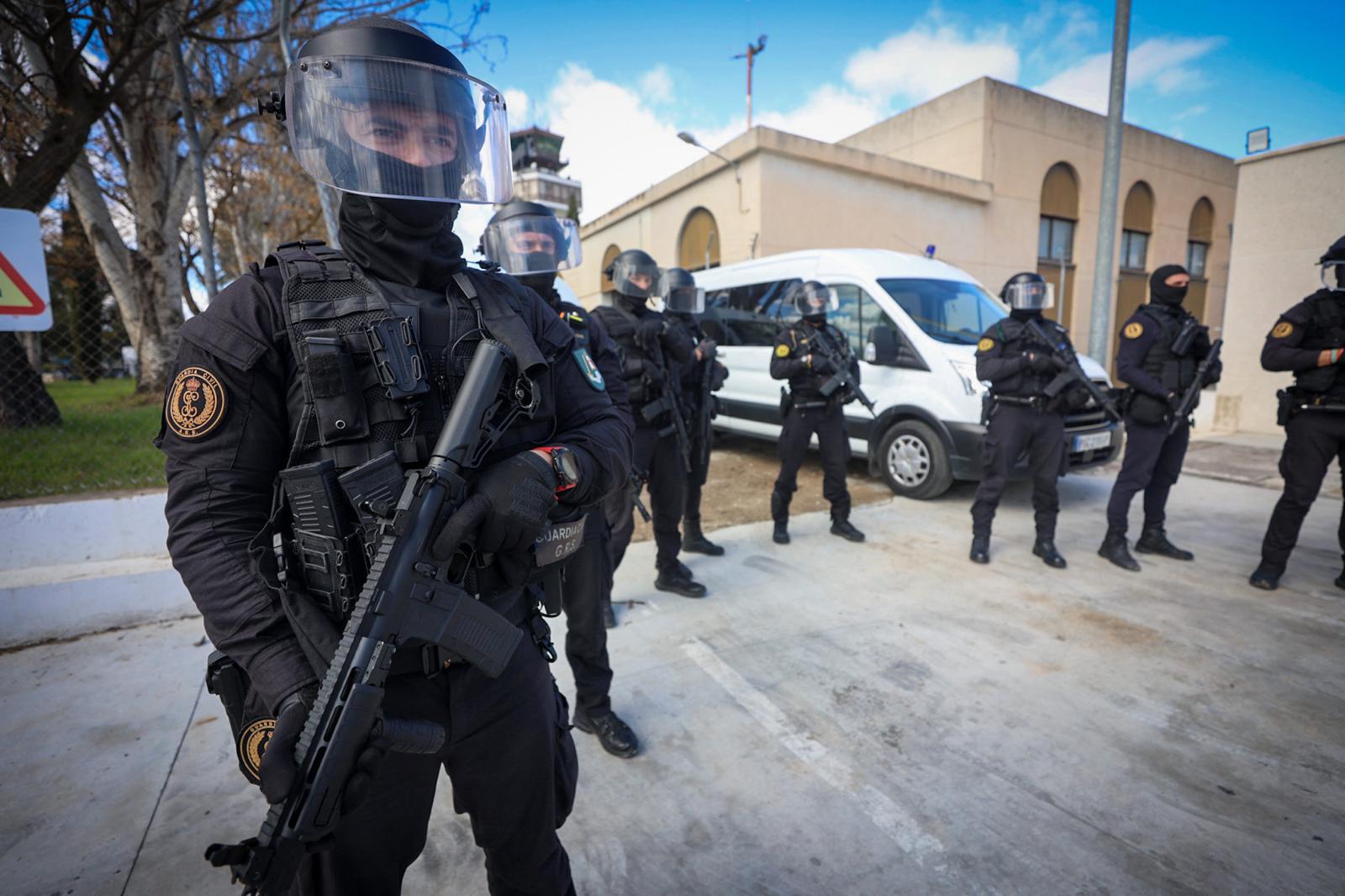 Dentro del dispositivo de seguridad en el aeropuerto de Granada por la llegada de celebridades