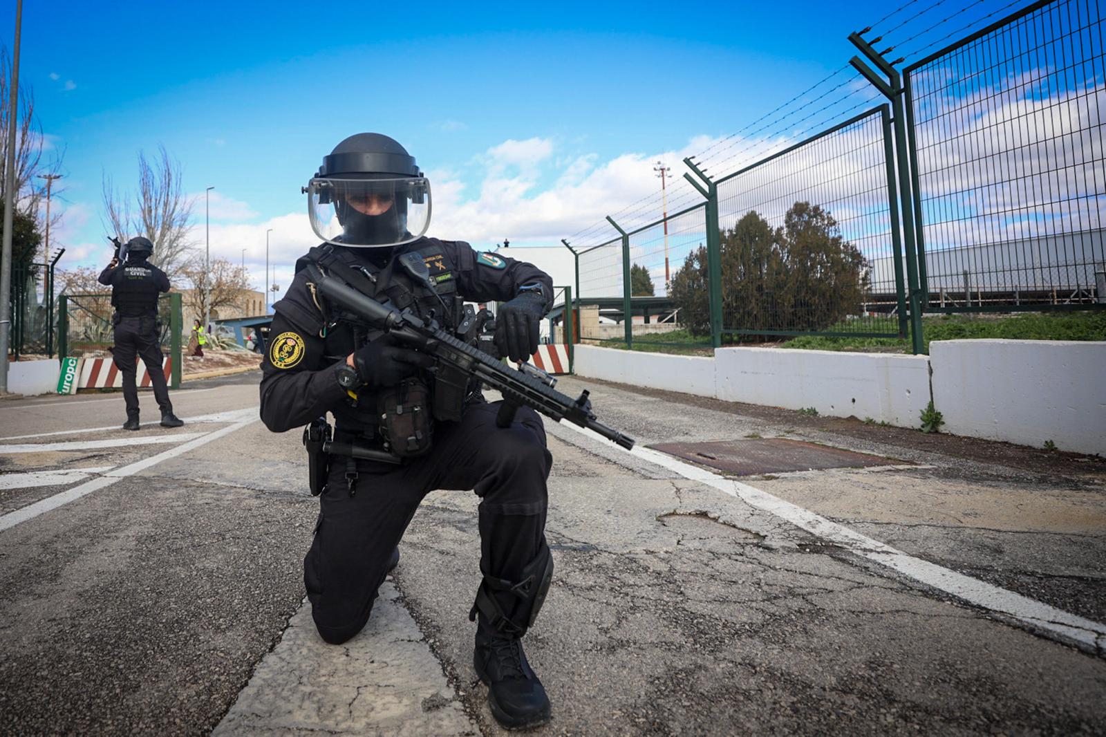 Dentro del dispositivo de seguridad en el aeropuerto de Granada por la llegada de celebridades