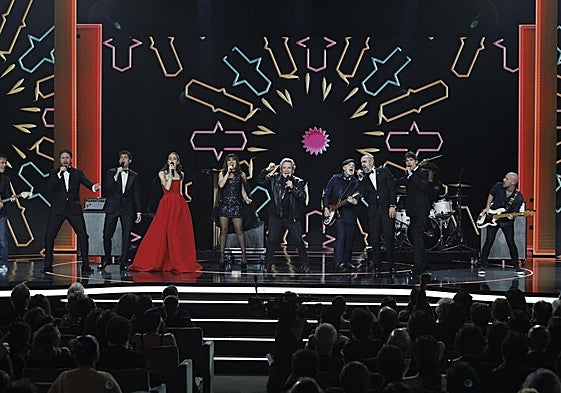 El cantante Miguel Ríos ha sido el encargado de abrir la 39ª edición de los Premios Goya.