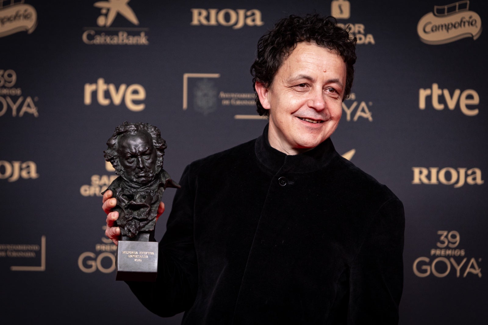 La imágenes más simpáticas de los premiados en el photocall de los Goya