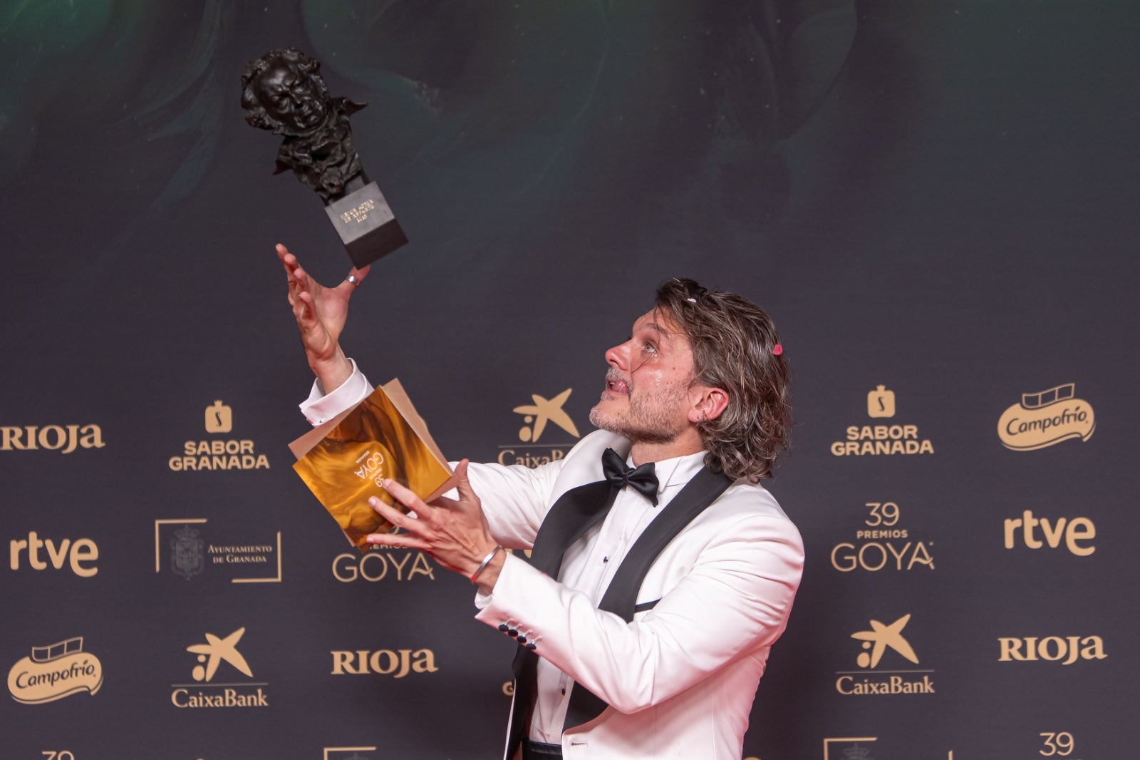 La imágenes más simpáticas de los premiados en el photocall de los Goya