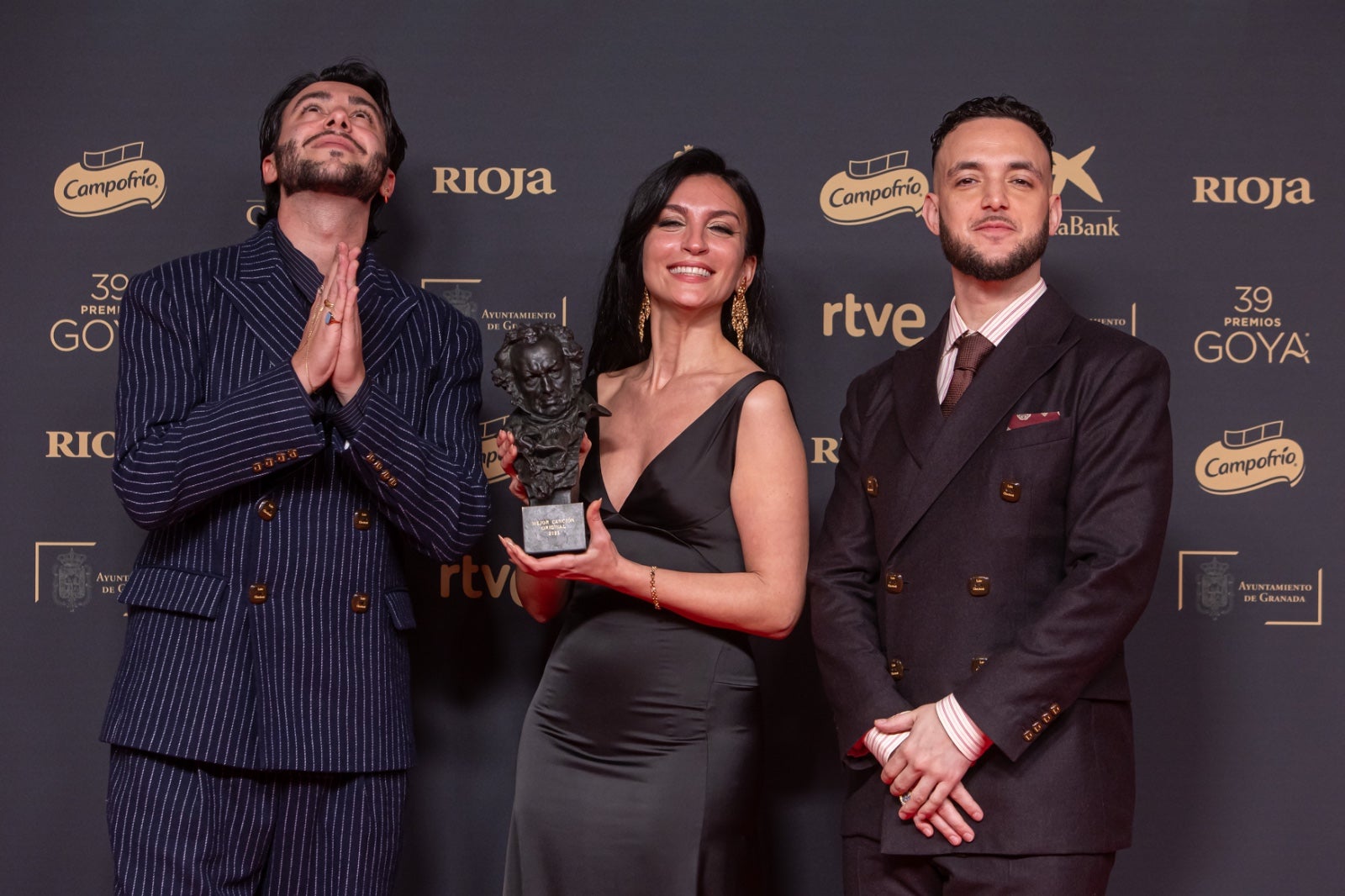 La imágenes más simpáticas de los premiados en el photocall de los Goya