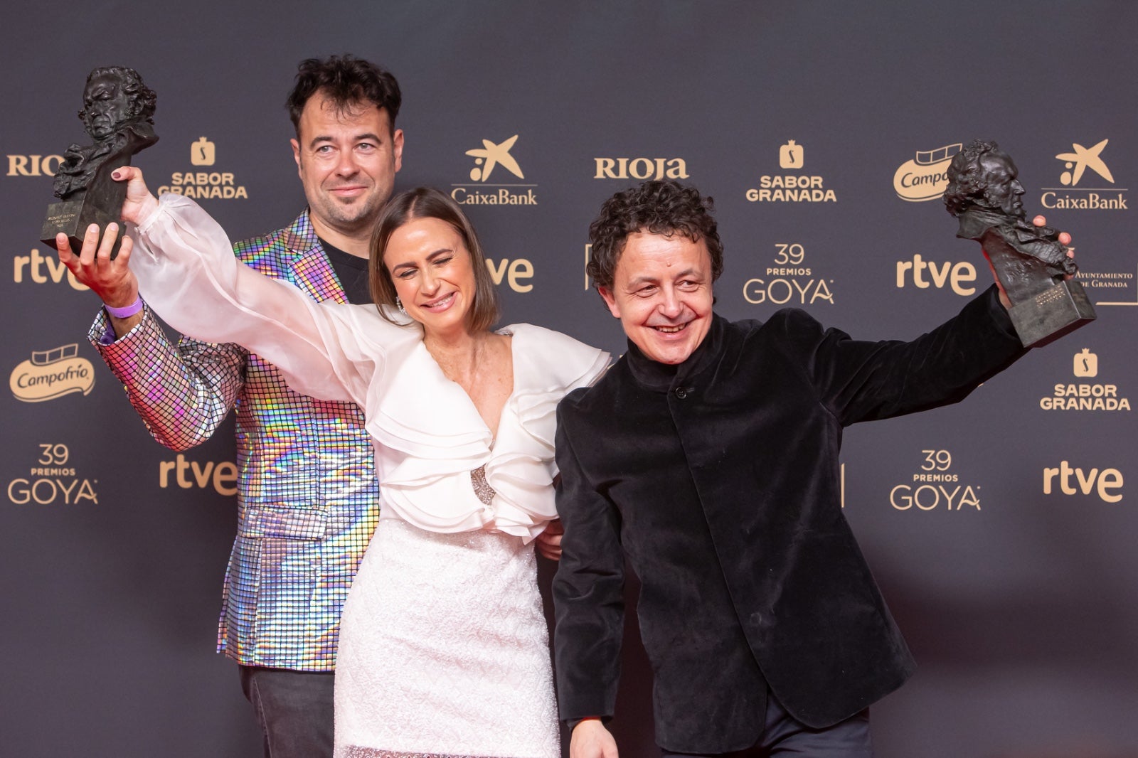 La imágenes más simpáticas de los premiados en el photocall de los Goya