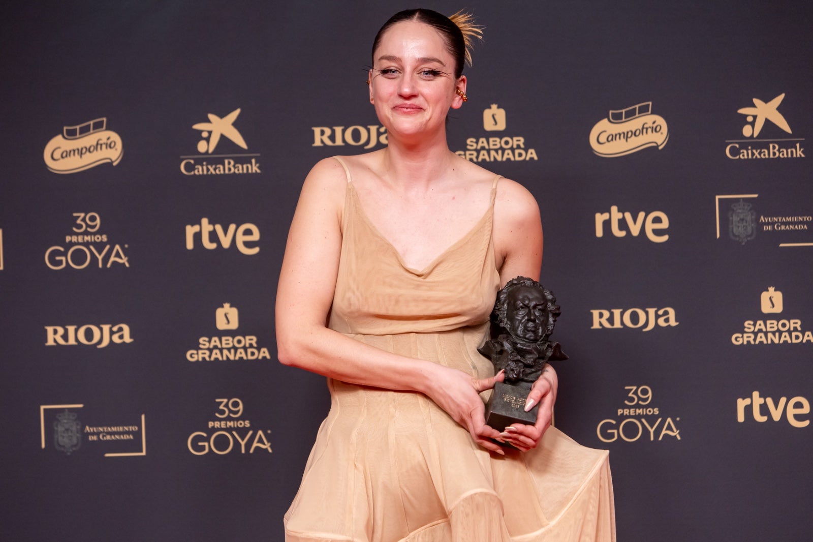 La imágenes más simpáticas de los premiados en el photocall de los Goya