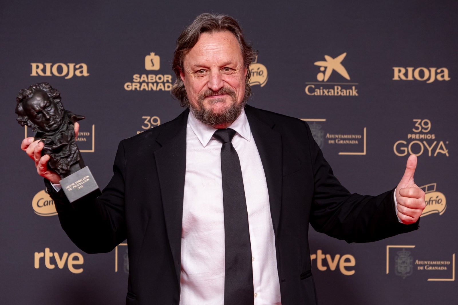 La imágenes más simpáticas de los premiados en el photocall de los Goya