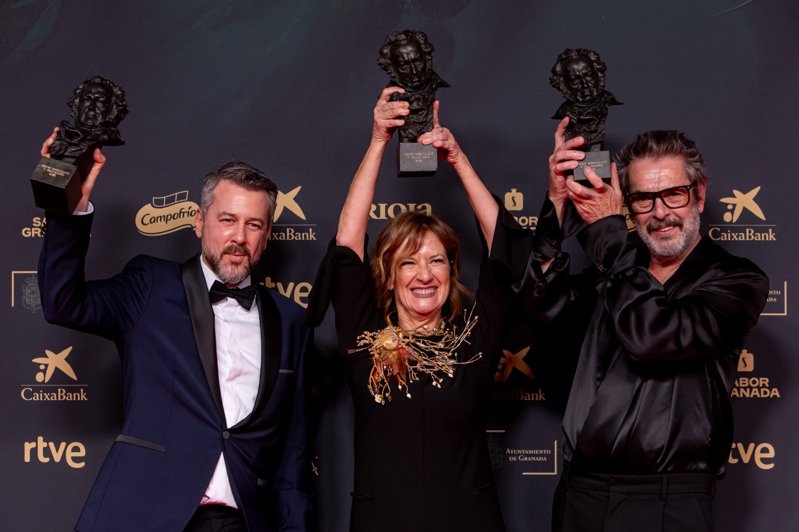 La imágenes más simpáticas de los premiados en el photocall de los Goya