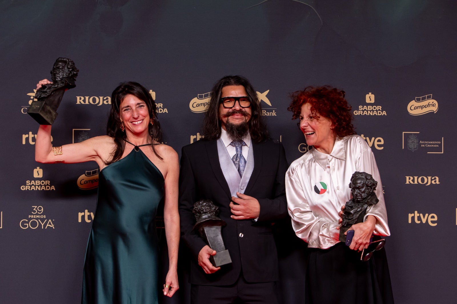 La imágenes más simpáticas de los premiados en el photocall de los Goya