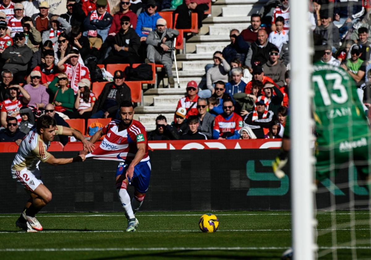 Agarrón sobre el rojiblanco Abde Rebbach ante el Mirandés.