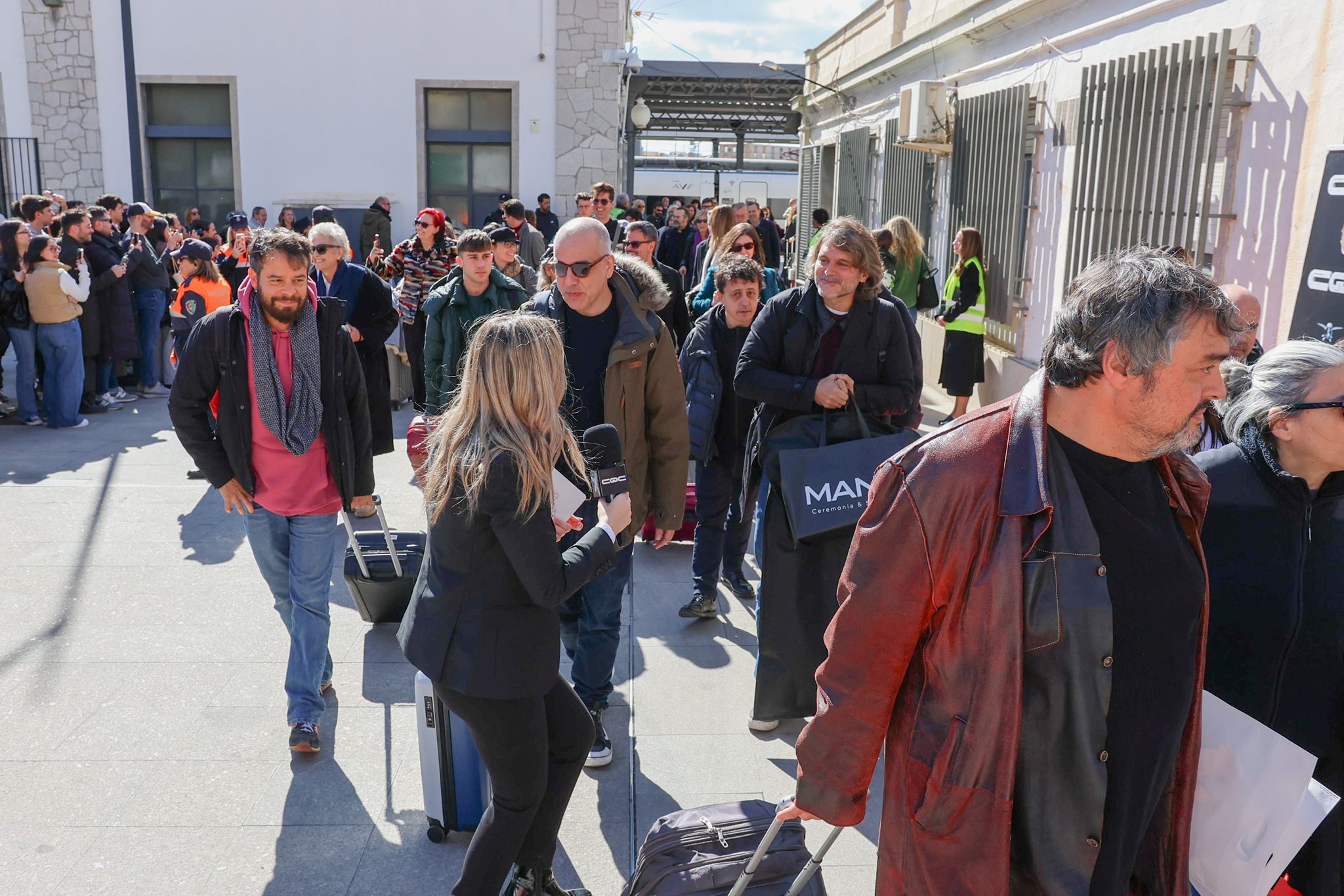 Así ha sido la llegada masiva de famosos a Granada por tierra y aire