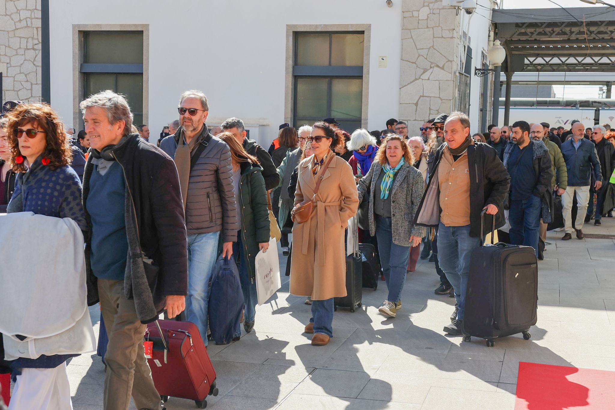 Así ha sido la llegada masiva de famosos a Granada por tierra y aire