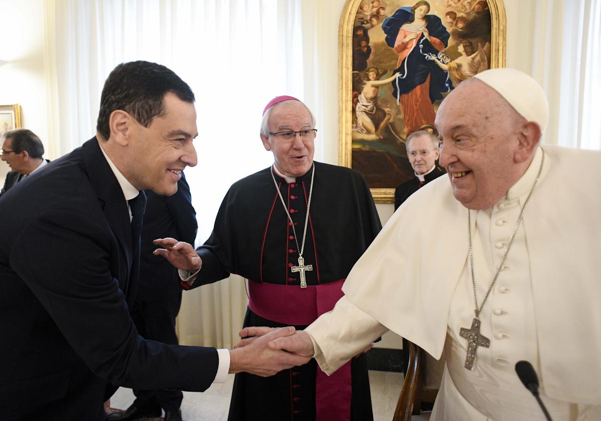 Moreno saluda al Papa en su audiencia en el Vaticano.