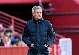 Fran Escribá atiende al partido con las manos en los bolsillos.