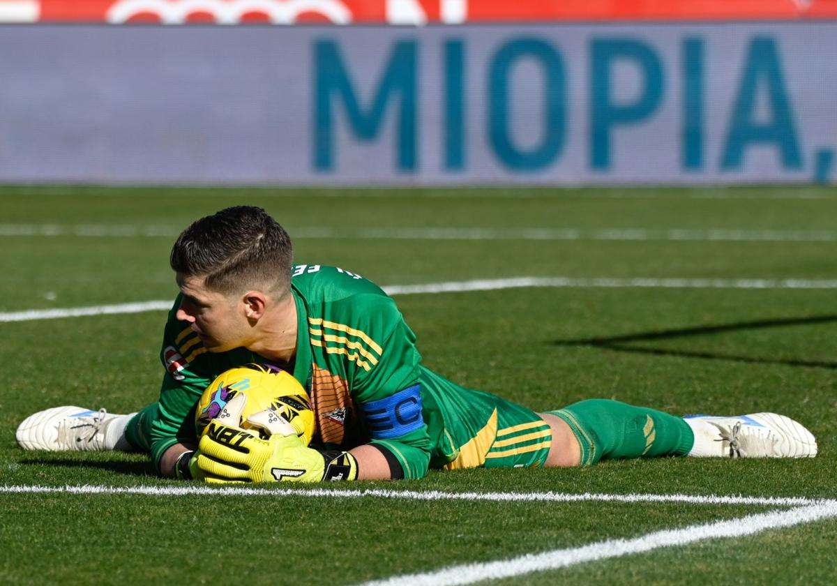 Raúl Fernández ataja un balón durante el partido en Los Cármenes, en el que dejó la puerta a cero.