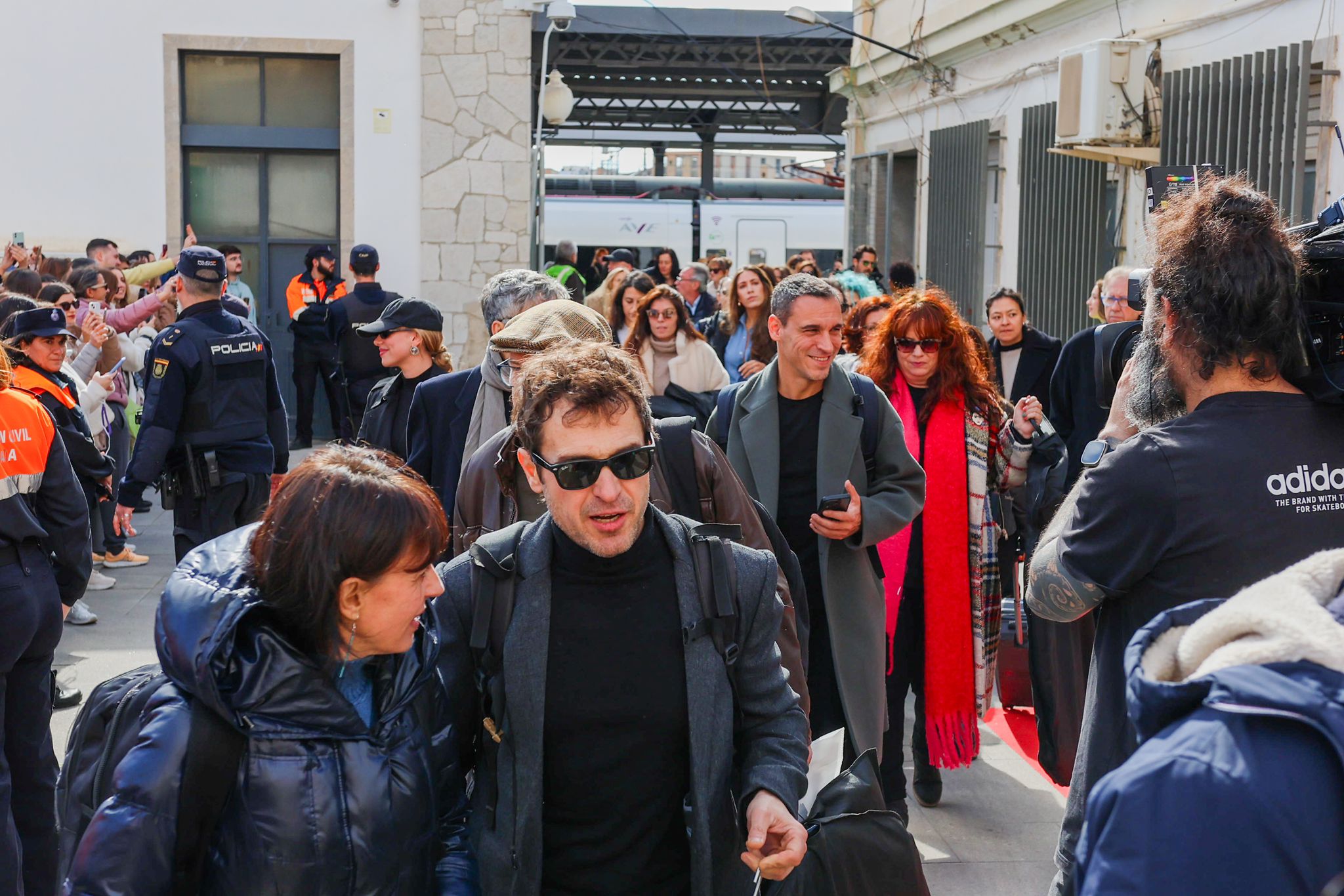 Así ha sido la llegada masiva de famosos a Granada por tierra y aire