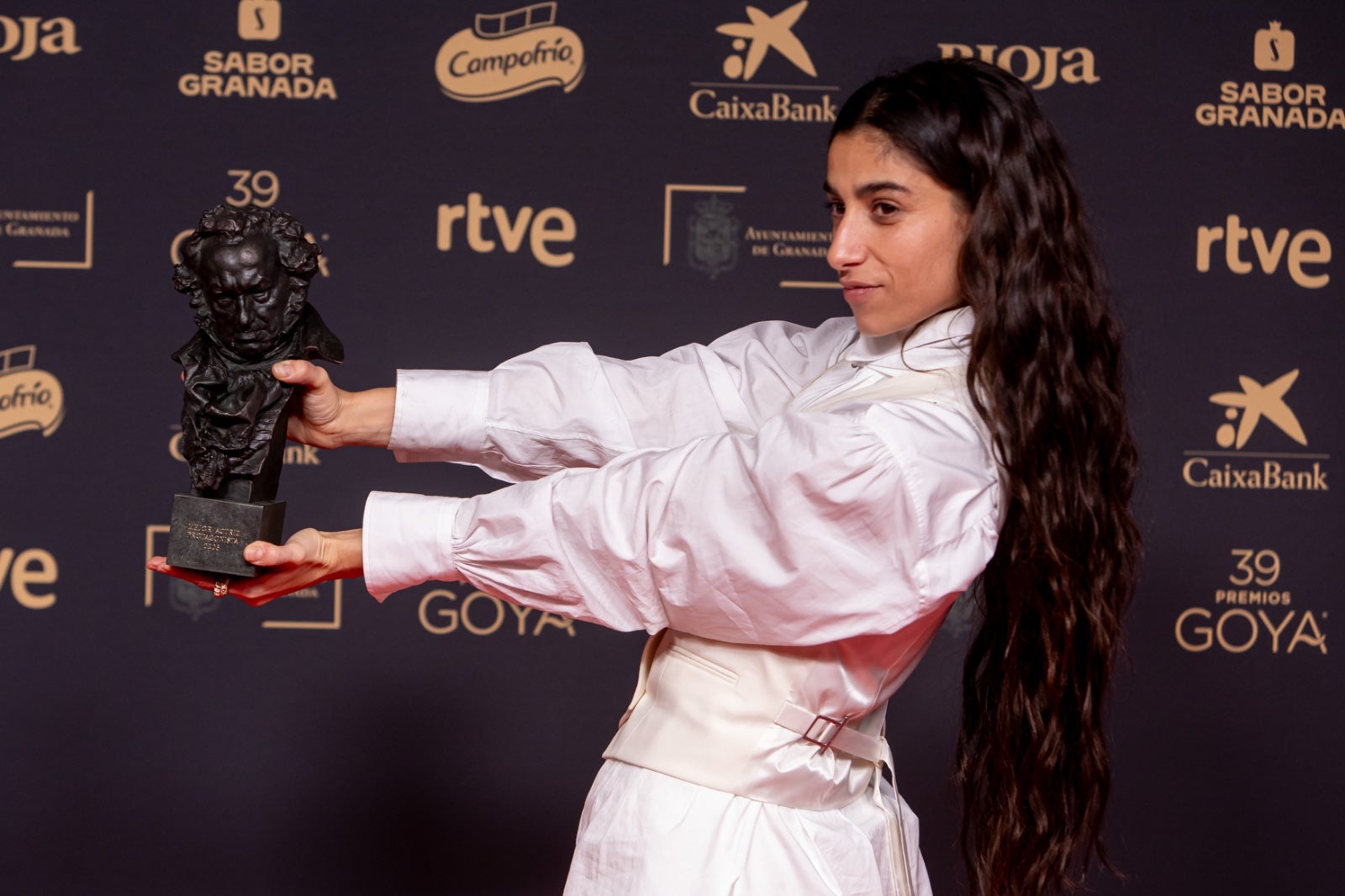 La imágenes más simpáticas de los premiados en el photocall de los Goya