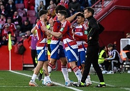 Sergio Ruiz entra al campo desde el banquillo frente al Mirandés.