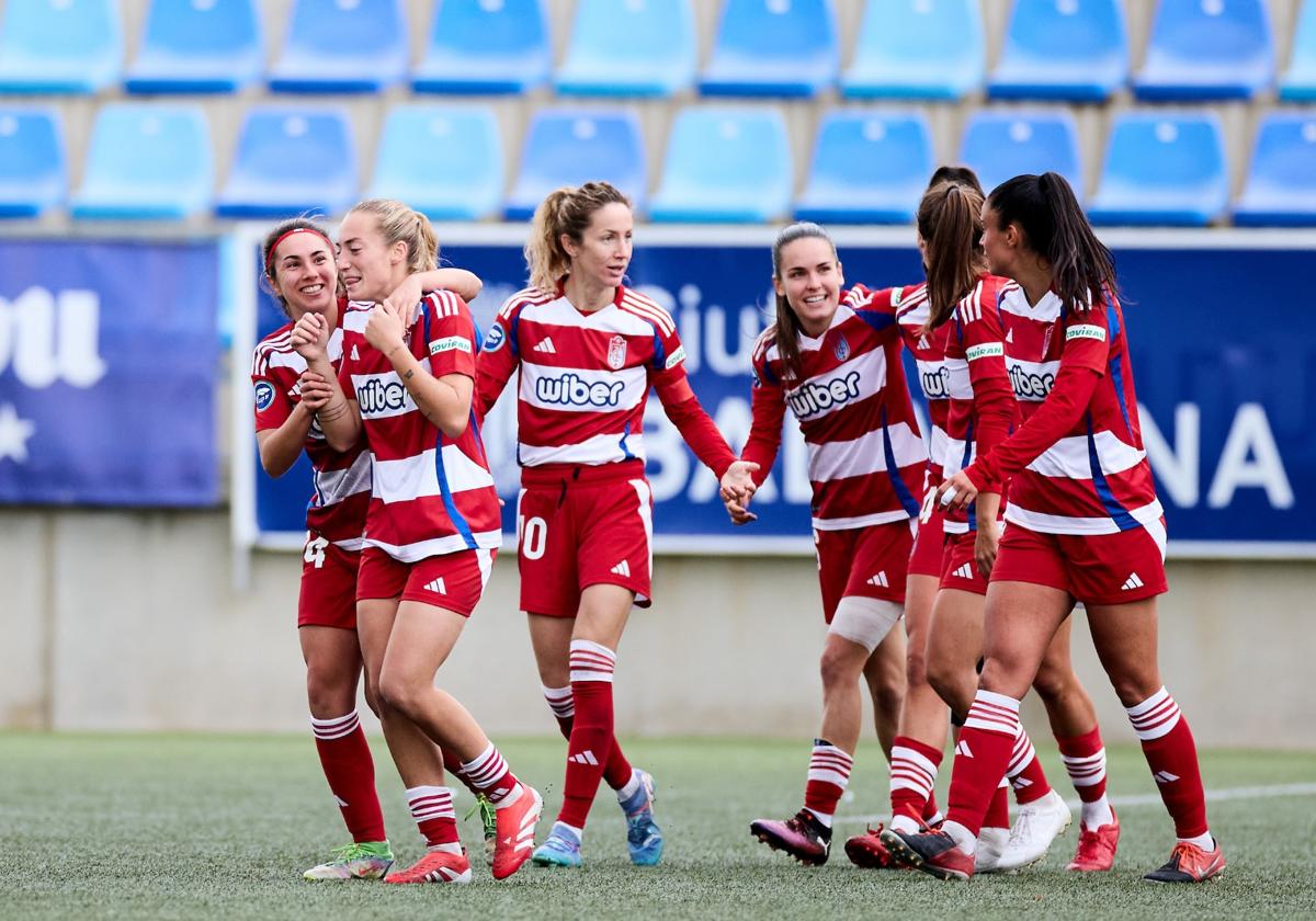 Las jugadoras del Granada celebran el tanto de Isa Álvarez en Badalona.