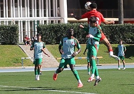 Houssam se impone a Tito para hacer el 2-1.