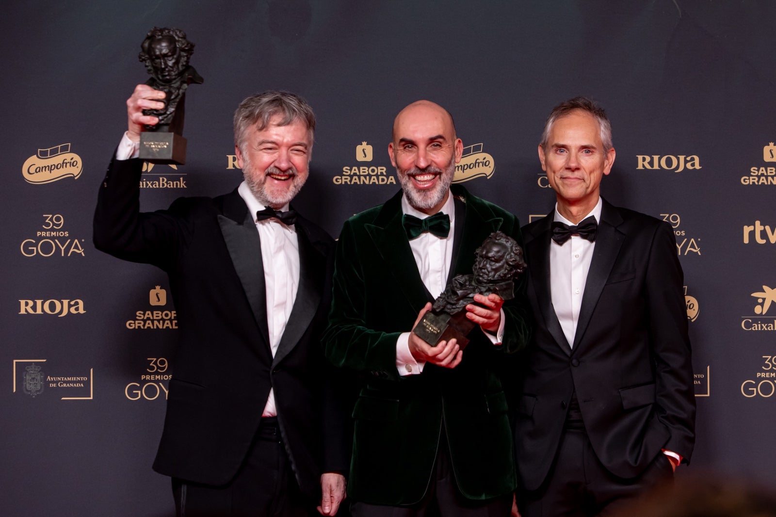 La imágenes más simpáticas de los premiados en el photocall de los Goya