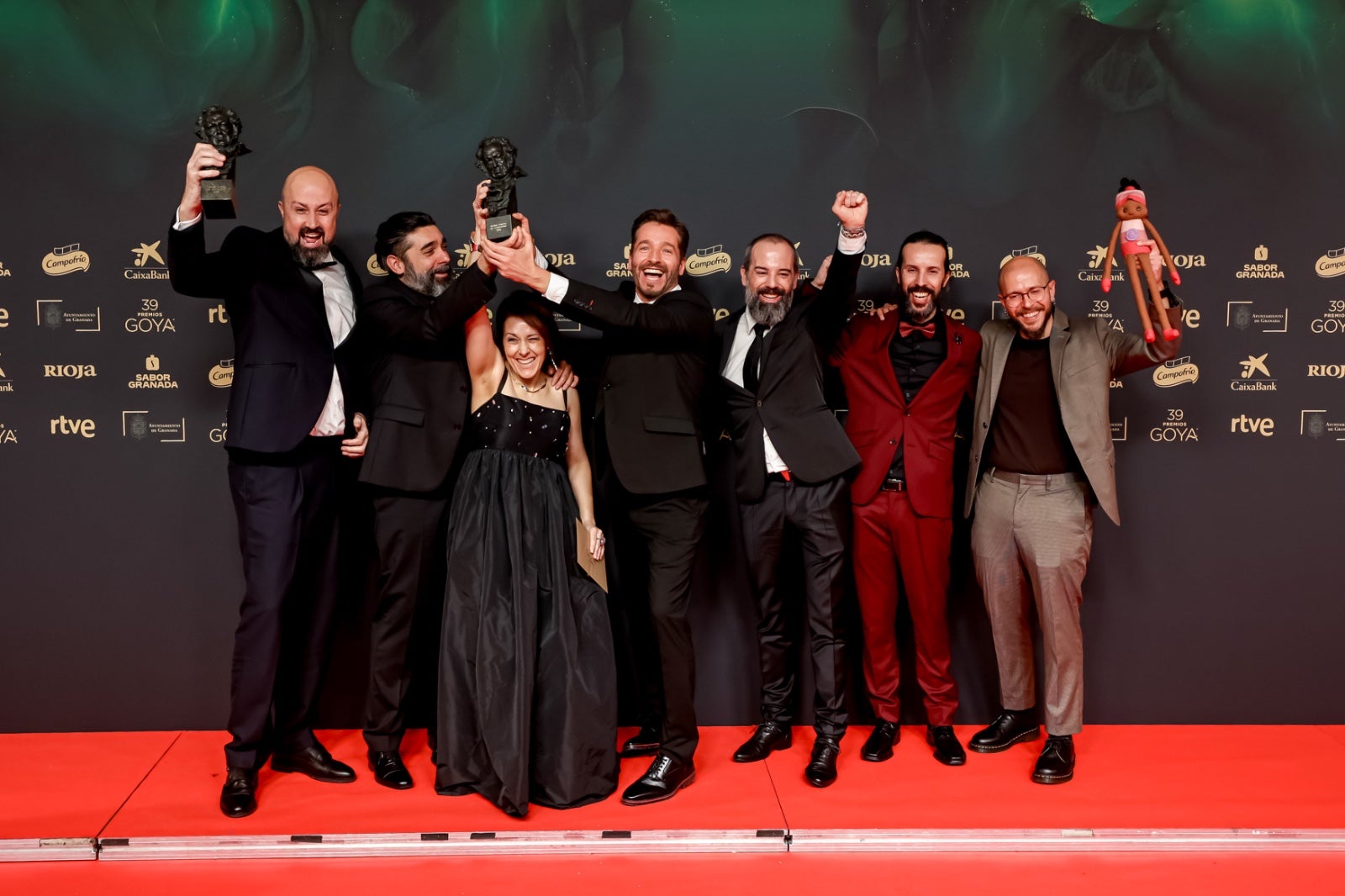 La imágenes más simpáticas de los premiados en el photocall de los Goya