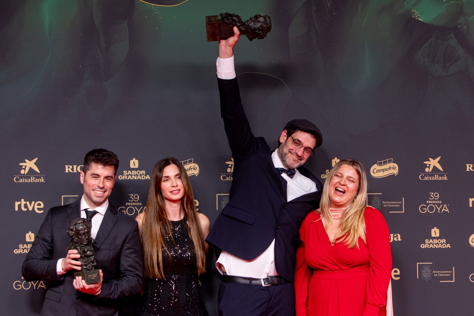 La imágenes más simpáticas de los premiados en el photocall de los Goya