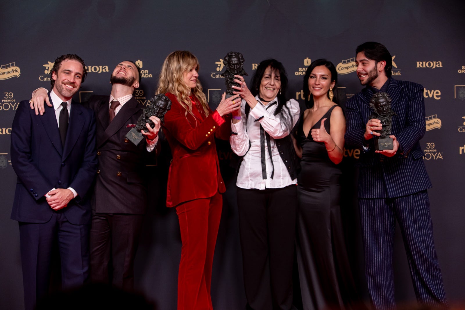 La imágenes más simpáticas de los premiados en el photocall de los Goya