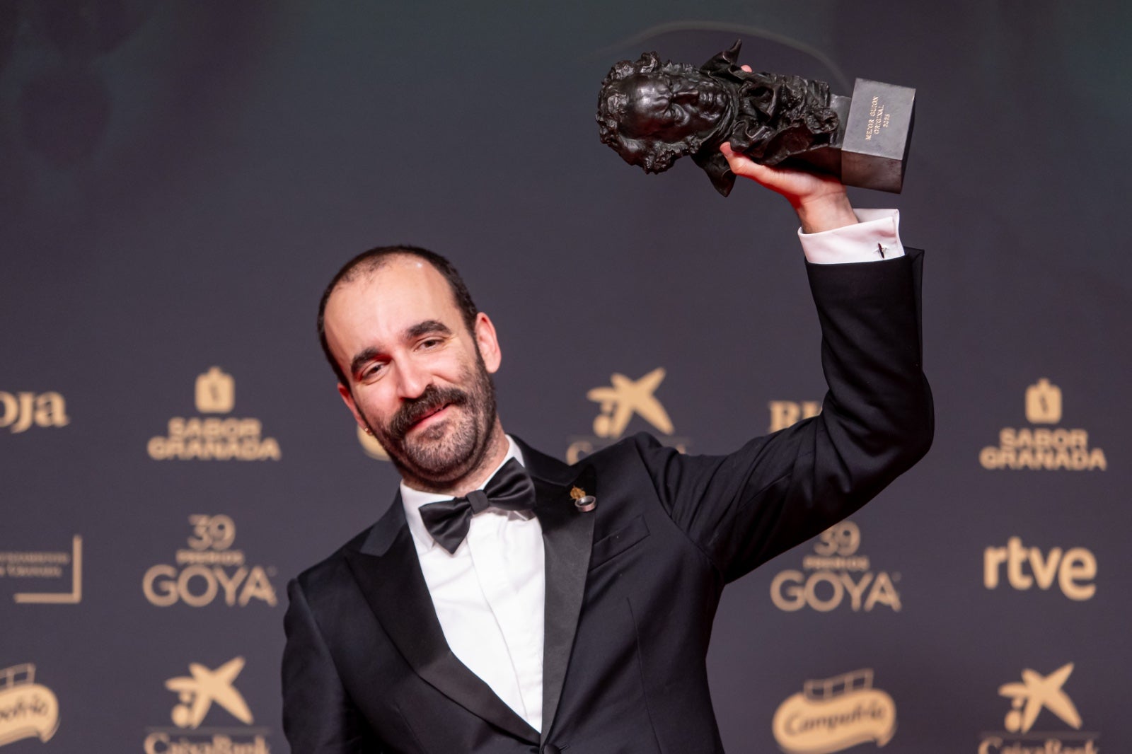 La imágenes más simpáticas de los premiados en el photocall de los Goya