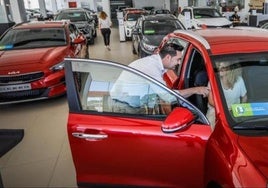 Imagen de archivo de venta de coches en un concesionario.