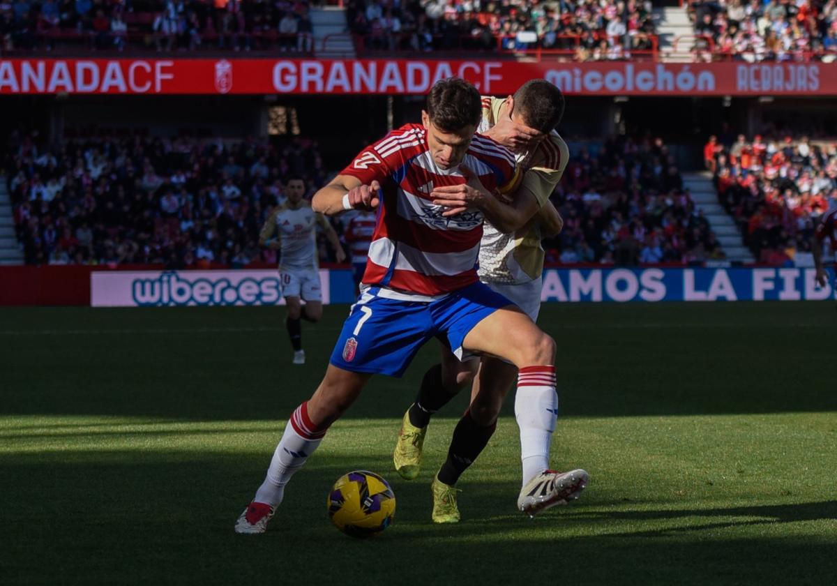 Lucas Boyé protege un balón ante un defensa del Mirandés.