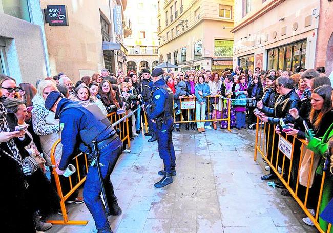 Expectación. El pasillo ante la entrada de artistas del Teatro Isabel la Católica, a la espera de Richard Gere.