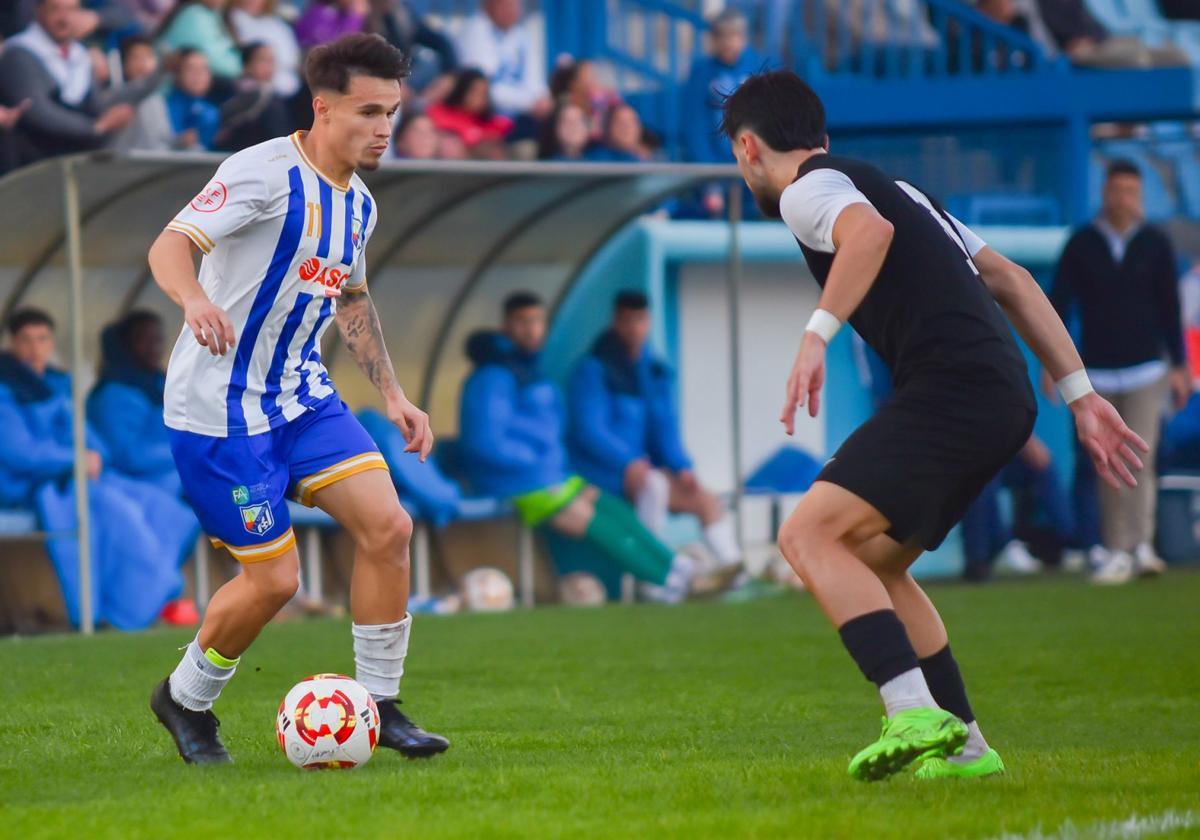 Mario Alonso encara a Jesús Torres.