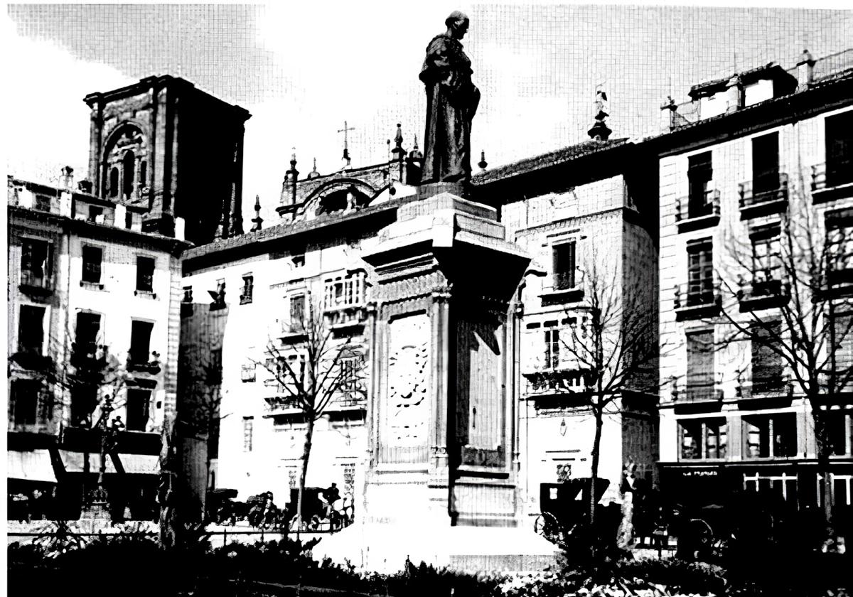 La estatua del padre Granada, cuando estaba Bibarrambla.